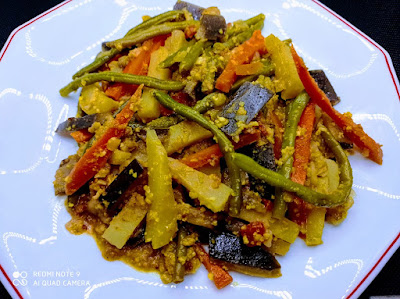 Vegetales guisados con especias y yogur