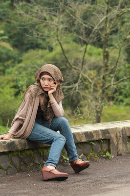 Foto Cewek Model hijab wisuda menutup dada Foto Cewek Model hijab wisuda organza Foto Cewek Model hijab wajah lonjong Foto Cewek Model hijab wajah bulat Foto Cewek Model hijab wisuda untuk wajah bulat