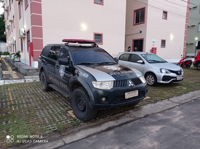 Operação 404.3 da  Polícia Civil do Maranhão, através da Superintendência Estadual de investigações Criminais-SEIC, do Departamento de Combate a Crimes Tecnológicos deflagra Operação 404 na repressão de crimes praticados na internet contra a propriedade intelectual na Internet Ação faz parte de mobilização internacional coordenada pelo Ministério da Justiça e Segurança Pública (Secretaria de Operações Integradas), Polícias Civis e Agências de Aplicação da Lei dos Estados Unidos e Reino Unido. 08/07/2021 – A POLÍCIA CIVIL do MARANHÃO apresentou, nesta quinta-feira (08), os resultados da Operação 404, fase 3, de repressão a crimes praticados contra a propriedade intelectual na internet A ação faz parte de uma mobilização nacional coordenada pelo Ministério da Justiça e Segurança Pública por meio da Secretaria de Operações Integradas e polícia civil do Estado do Maranhão. Estão sendo cumpridos, por determinação judicial, dois mandados de busca e apreensão, bloqueio e/ou suspensão de sites e aplicativos de streaming ilegal de conteúdo, desindexação de conteúdo em mecanismos de busca e remoção de perfis e páginas em redes sociais. ( A ação integrada no combate à pirataria online está sendo deflagrada com a colaboração das embaixadas dos Estados Unidos (Homeland Security Investigations (HSI) e Departamento de Justiça) e do Reino Unido no Brasil (IPO – Intellectual Property Office e PIPCU - Police Intellectual Property Crime Unit).  Legislação - No Brasil, a pena para quem prática esse crime é de reclusão, de dois a quatro anos, e multa (art. 184, §3º do Código Penal Brasileiro). Os investigados podem ser indiciados ainda por associação criminosa (art. 288 – CP) e lavagem de capitais (art. 1º - Lei 9.613/1998). Operação 404 - O nome faz referência ao código de resposta do protocolo HTTP para indicar que a página não foi encontrada ou está indisponível. Essa é uma das principais ações da operação: tornar indisponíveis os serviços criminosos que violam os direitos autorais das vítimas.