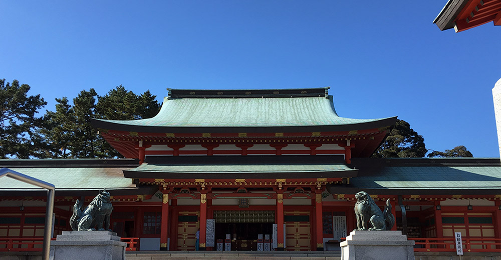 入母屋朱塗り平安様式鉄筋コンクリート造りの現在の拝殿(2015年12月24日撮影)