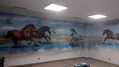 Konie w galopie, obraz namalowany na ścianie konie w galopie, malowanie koni konie obrazy olejne 