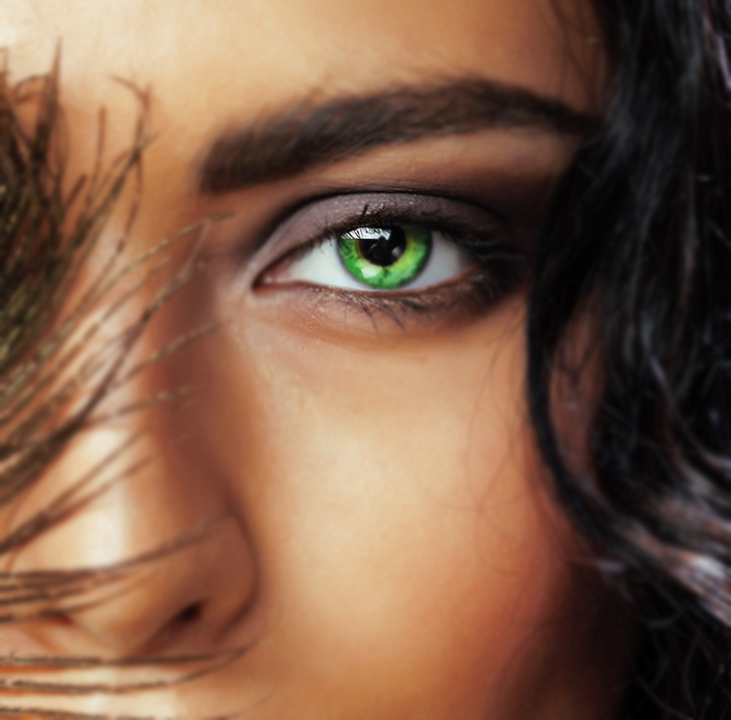 Choose the best lens for girls eyes with dark skin