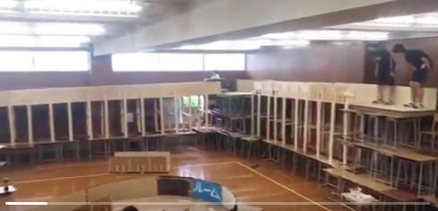 Viral Video Anak SMA Membuat Roller Coaster Menggunakan Tumpukan Meja di Sekolah