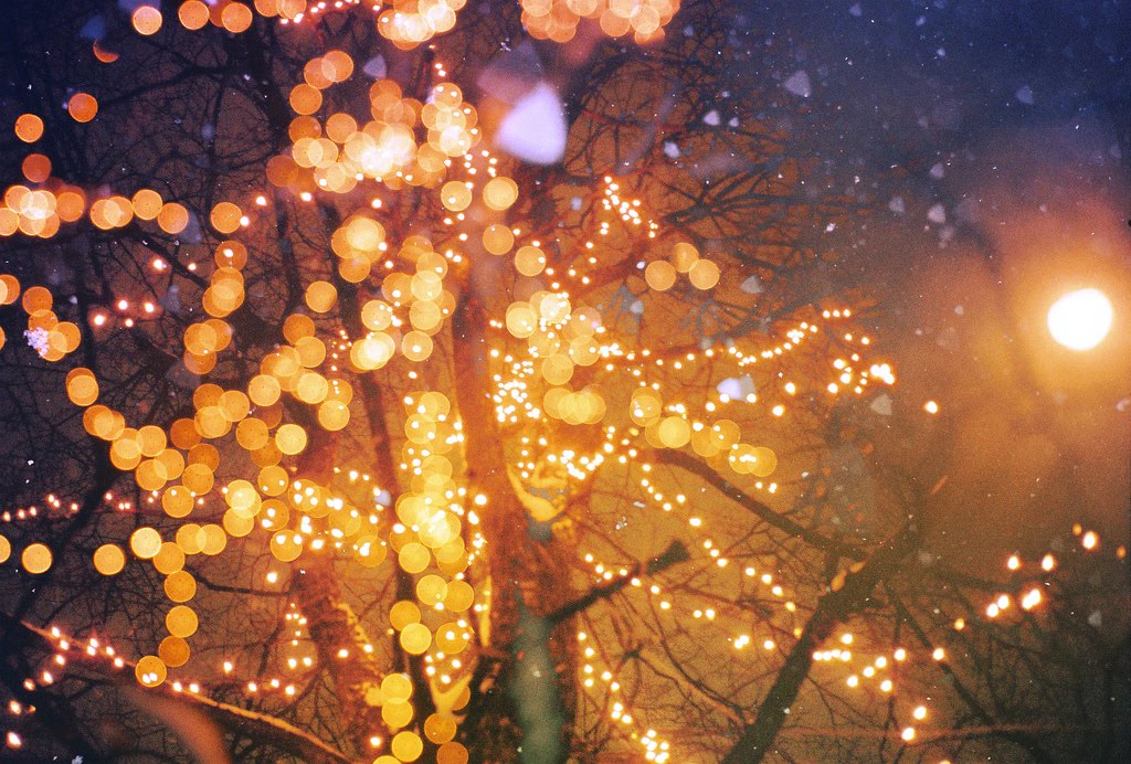 Небесные фонарики. Новогодние огоньки города. Гирлянда боке. Гирлянда новогодняя. Огоньки гирлянды.