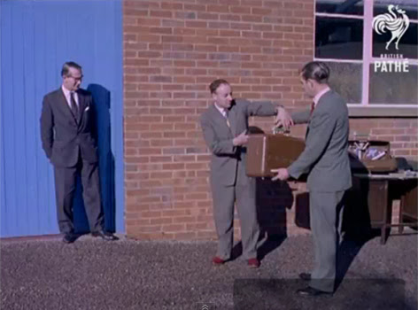 Video : 半世紀前の1961年に開発された、ひったくり対策の強引な装置が仕組まれたスーツケース ! !