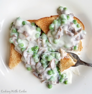 grandma's sos creamed chipped beef on toast with peas