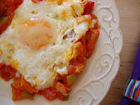  Ovos com Molho de Tomate e Pimento