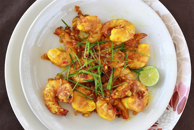 Turmeric shrimp with kaffir lime leaves by SeasonWithSpice.com