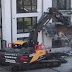 Vídeo: Empreiteiro com raiva destrói prédio por não receber pagamentos