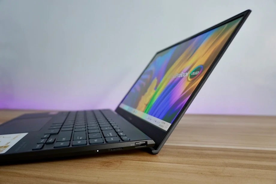 Zenbook 13 OLED UM325 Review: Ports and Interface