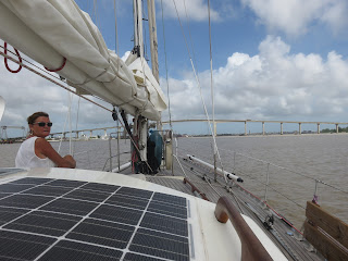 Op weg naar de brug bij Paramaribo