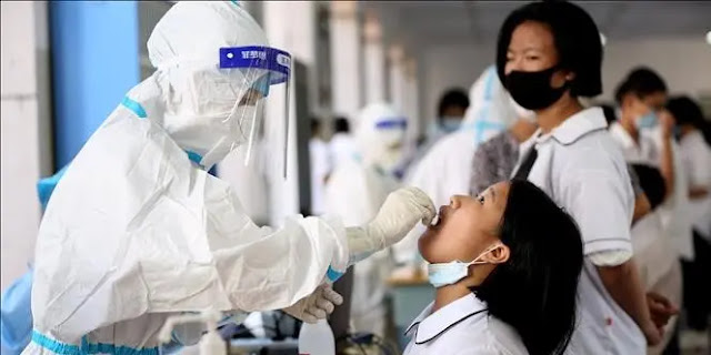 Medical staff take samples for COVID-19 testing at a school in Fujian province, China, September 15, 2021. Photo: THX