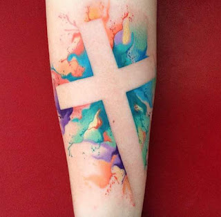Tatuaje de cruz con efecto pinturas
