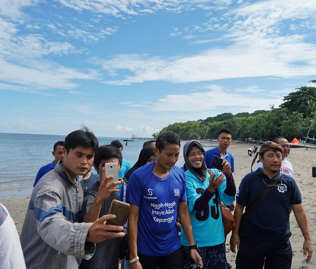 Sandiaga Uno di Pantai Pasir Putih