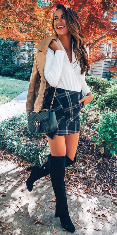 Look your best when you step out this holiday season. Here are 22 pure holiday style inspiration new ways to dress and impress in the upcoming christmas season. Holiday Fashion via higiggle.com | jumper + skirt outfits | #fashion #holiday #skirt #fall