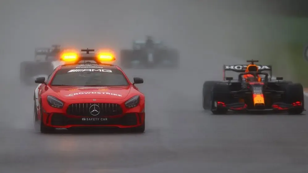 Max Verstappen dietro la safety car