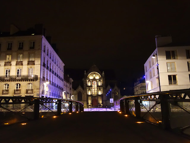 Vue de la façade de l'Église Saint-Germain de soir depuis la passerelle Saint-Germain...