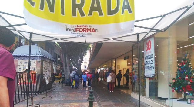 Comerciantes informales abarrotan calles del Centro Histórico