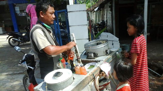 Kerja Keras Jualan Pentol Keliling, Bapak ini Berhasil Kuliahkan Dua Anaknya