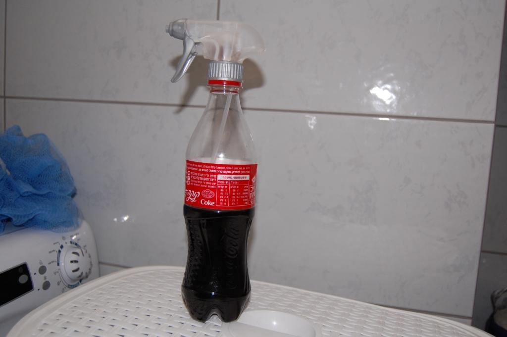 Как отмыть кока колу. Удалить ржавчину с металла кока-кола. Кока кола и ржавый гвоздь. Как отмыть кока колу. Кока кола чистка сантехники.