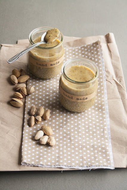 Crema spalmabile al pistacchio fatta in casa, senza burro e senza zucchero