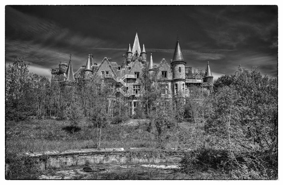 Decaying Grace : The Miranda Castle (Celles, Belgium)