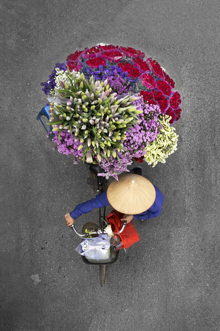 Photographer Spends Hours On Bridges And Balconies And Shoots Impressive Photos That Capture Street Vendors From Above Photographer Spends Hours On Bridges And Balconies And Shoots Impressive Photos That Capture Street Vendors From Above