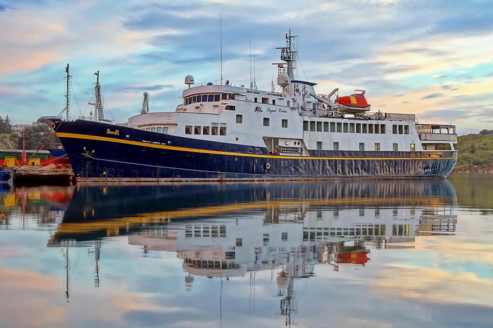 Ships in Split (cruise ship, 1970) IMO 7045803