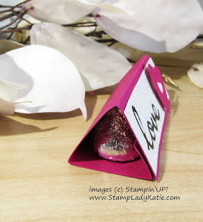 Triangle Kiss Favor made with dies from Stampin'UP!'s Well Written and Be Mine die sets