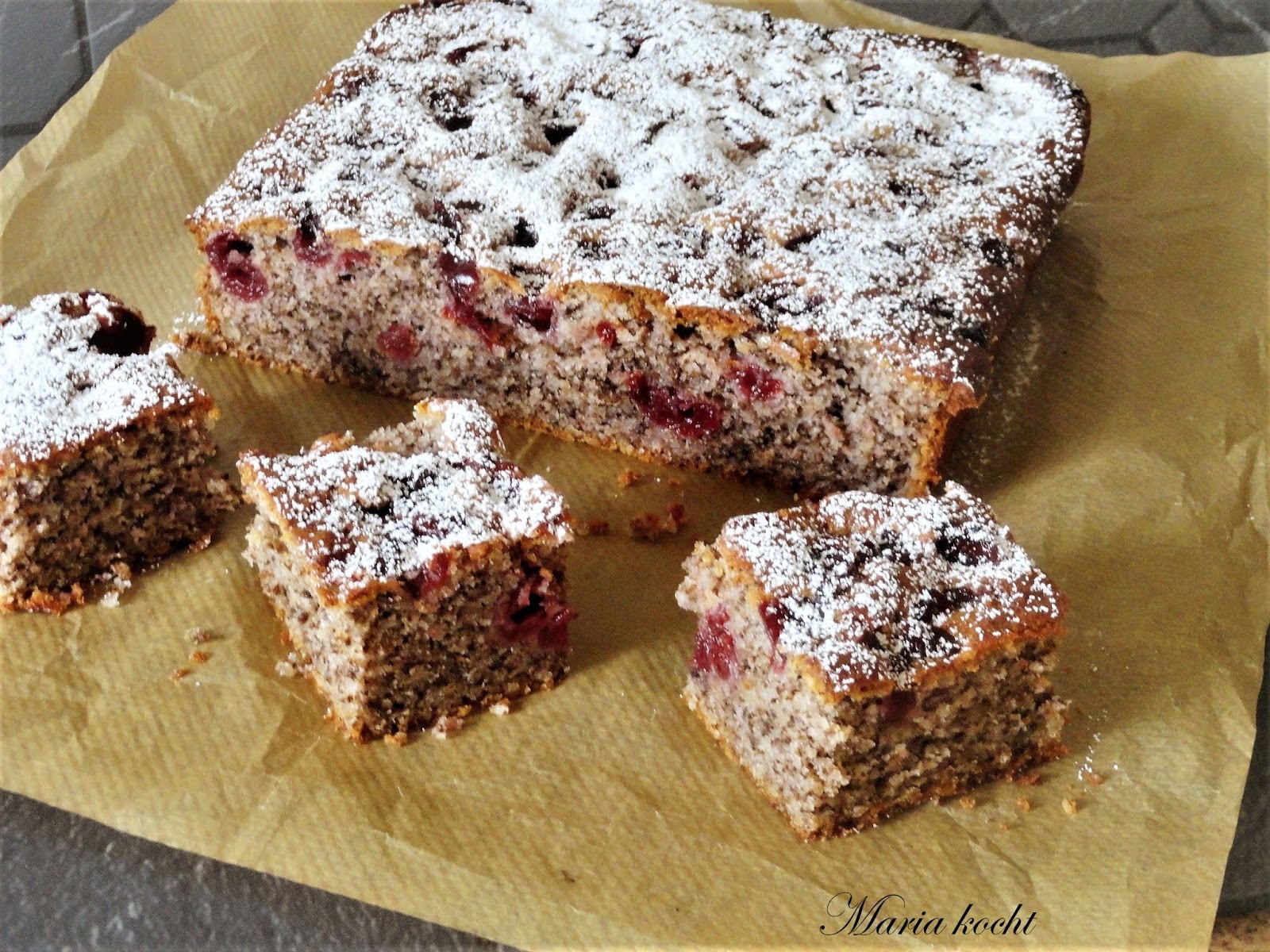 Maria kocht: Saftiger Nuss-Joghurt-Kuchen mit Schoko und Kirschen ...