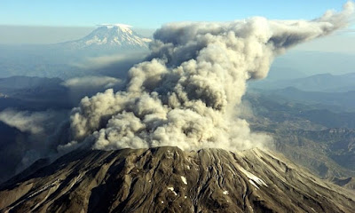 Gunung api seringkali meletus dan mengeluarkan bahan Bahan-Bahan Yang Di Keluarkan Oleh Gunung Berapi