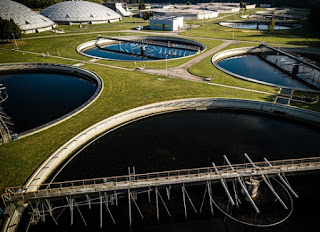 Drone foto van een waterzuiveringsinstallatie van BrabantWater. Beeld ANP. Bron: https://www.trouw.nl/duurzaamheid-natuur/medicijnresten-tasten-kwaliteit-oppervlaktewater-aan~b1c4b659/