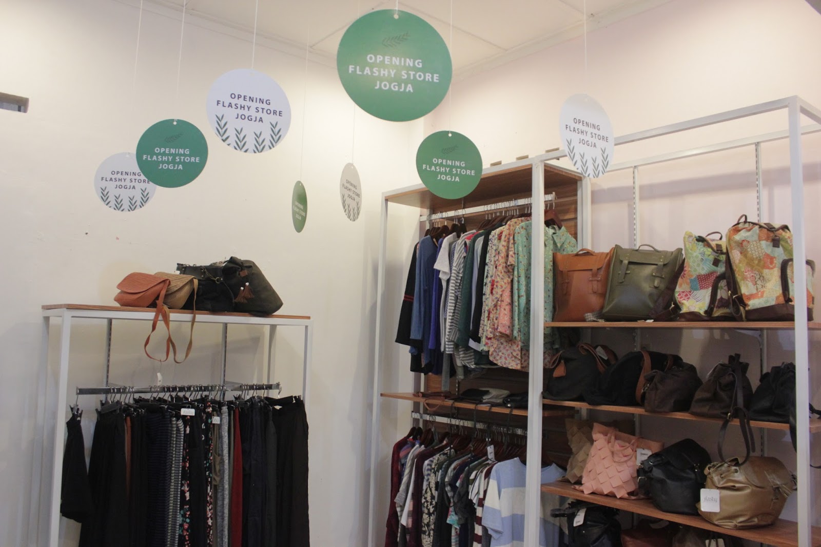 The store is open. Store opening. Бизнес на свои. Сирс картинка с именем. Дизайн интерьера магазина одежды для молодежи.