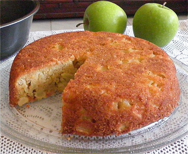 Fresh Apple Cake Recipe @ http://treatntrick.blogspot.com