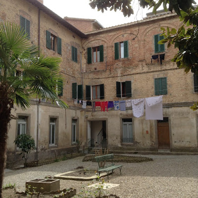 Siena: cortile della Chiesa di San Donato