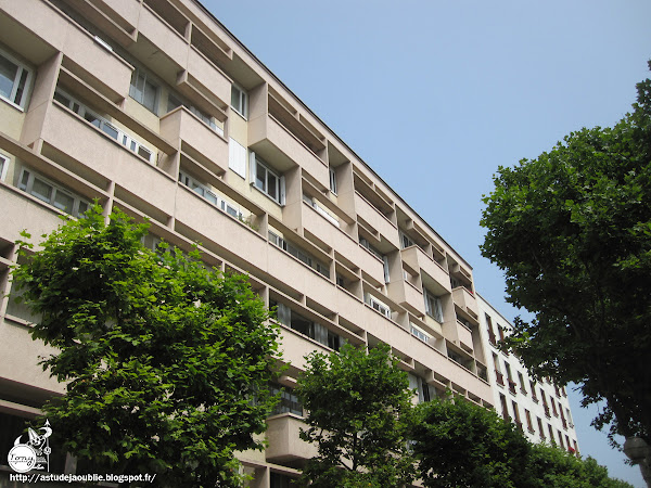 Montrouge - Immeuble Place Jules-Ferry  Architectes: Jean Ginsberg, Georges Massé  Assistant: André Ilinski  Sculpteur: Emile Gilioli  Construction: 1954   