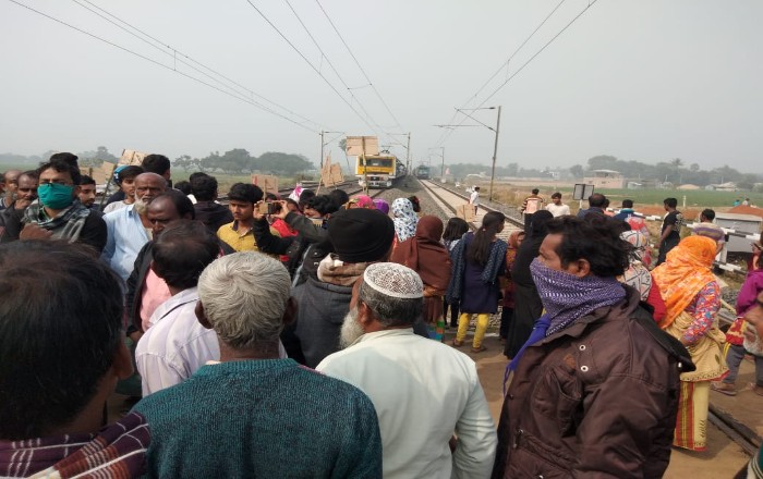 মশাগ্রামে আচমকা রেলগেট বন্ধ করে দেওয়ায় গ্রামবাসীদের রেল অবরোধ