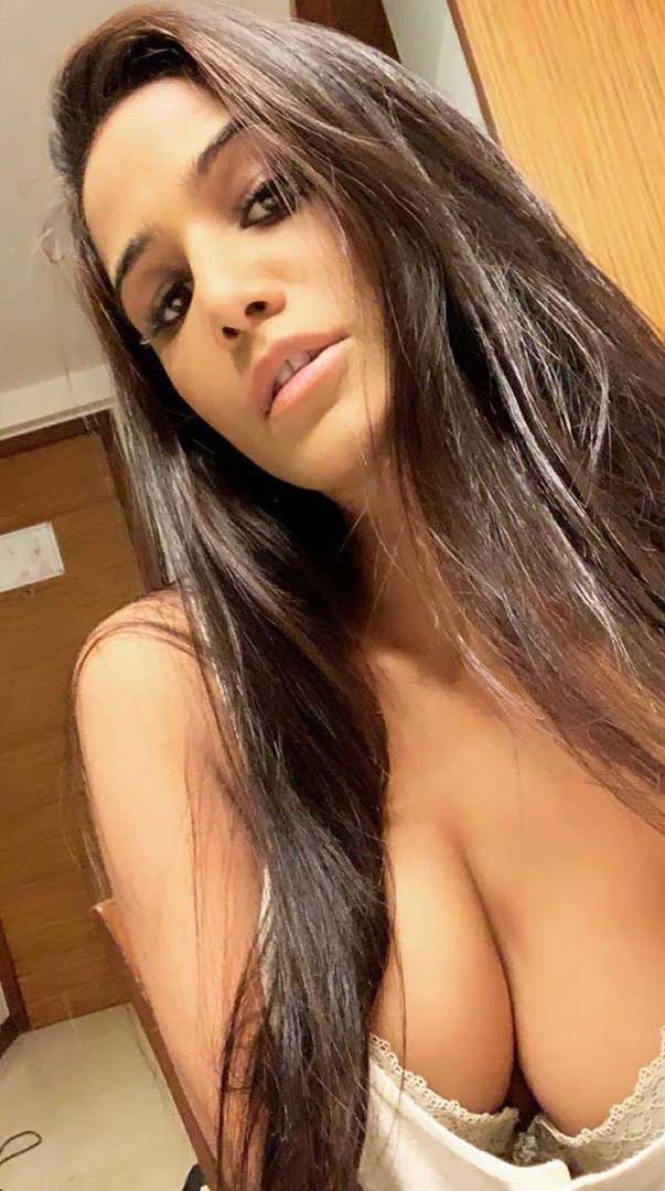 Poonam Pandey cleavage Poonam Pandey cleavage