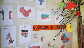 Árvore do obrigado e os cartões com vários países colados no jornal de parede