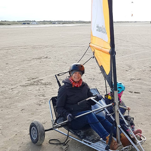 Urlaub auf Fanø mit Kindern: 4 Outdoor-Ausflüge für Familien. Blokart fahren ist auf Fanö am Strand von Rindby auch mit Kind gut zu lernen.