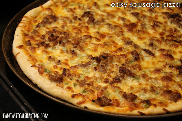 Easy Sausage Pizza // Only 5 ingredients to a simple, yet delicious homemade pizza! #recipe #pizza #sausage #easyrecipes