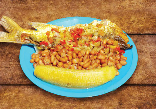 Guiso de pescado con frejoles y plátano