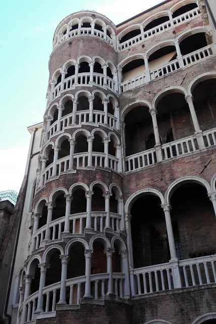 Widok na schody Bovolo w Wenecji