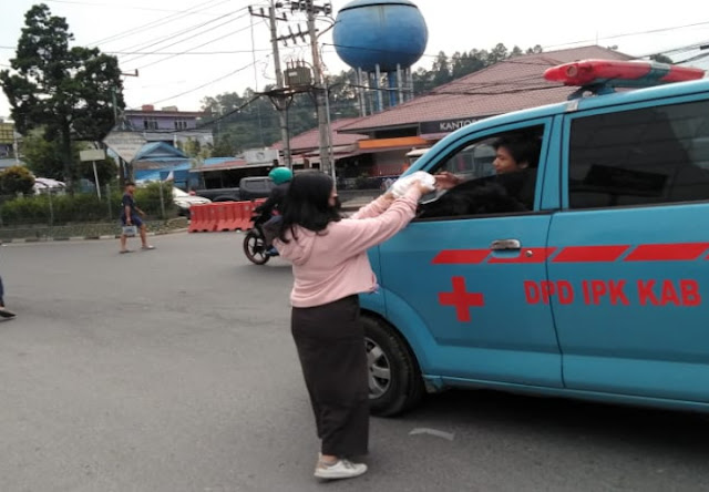 IKA SMANSAGI Bersama PRASAGI Bagikan Takjil Warga dan Pengendara