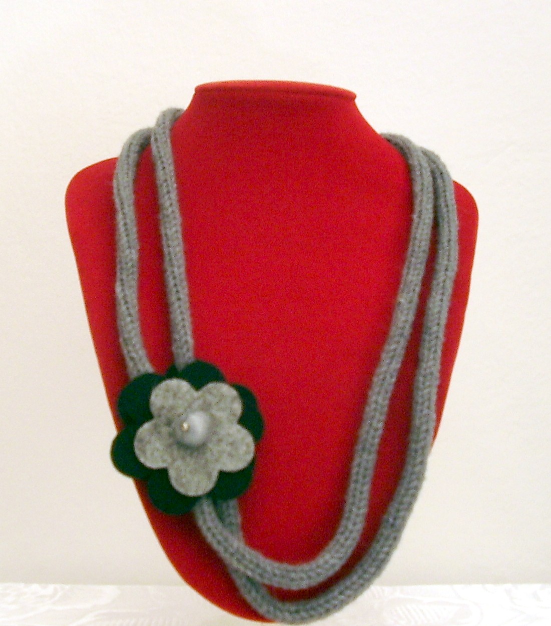 nuovo massimo stile squisito più amato L'angolo di Lella: Tubolare di lana con fiore in feltro nuovo massimo stile squisito più amato L'angolo di Lella: Tubolare di lana con fiore in feltro