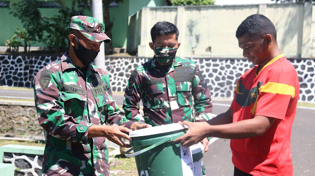 SEMANGAT CEGAH DAN PUTUS PENYEBARAN COVID 19, YONIF RAIDER 514 KOSTRAD BAGIKAN 150 EMBER SARANA CUCI TANGAN KEPADA PRAJURIT SEMANGAT CEGAH DAN PUTUS PENYEBARAN COVID 19, YONIF RAIDER 514 KOSTRAD BAGIKAN 150 EMBER SARANA CUCI TANGAN KEPADA PRAJURIT