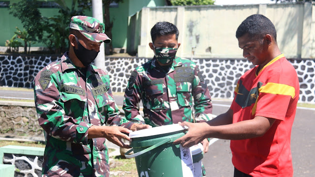 SEMANGAT CEGAH DAN PUTUS PENYEBARAN COVID 19, YONIF RAIDER 514 KOSTRAD BAGIKAN 150 EMBER SARANA CUCI TANGAN KEPADA PRAJURIT