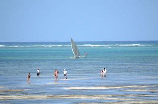 i colori del tramonto con la bassa marea lungo la costa orientale di zanzibar