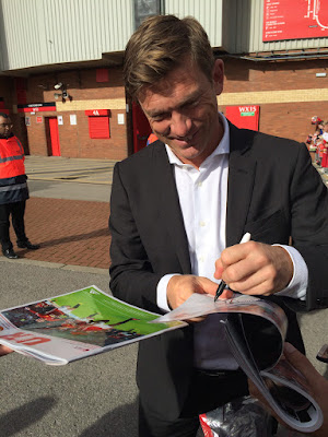 Ronny Johnsen and Jesper Blomqvist doing autograph post-match of Manchester derby