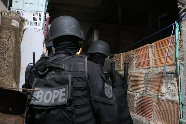 Bope libera reféns e prende 10 traficantes em Salvador